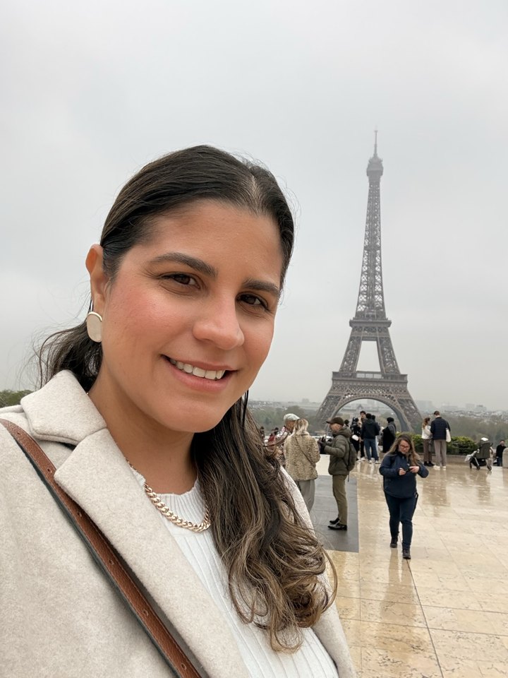 Mariana Castro em Paris, com a Torre Eiffel ao fundo